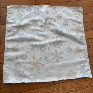 Elegant Snowflake Holiday Cloth Napkins- 8 Napkins